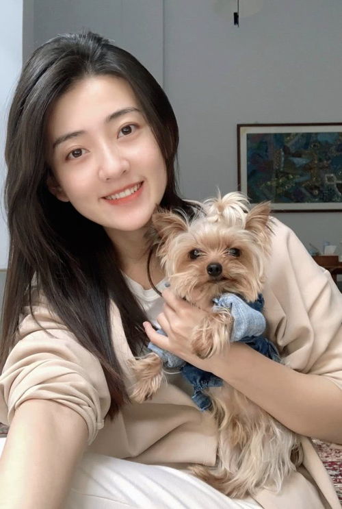 杨紫学院风造型俏皮淑女与爱犬的温馨时光

文章