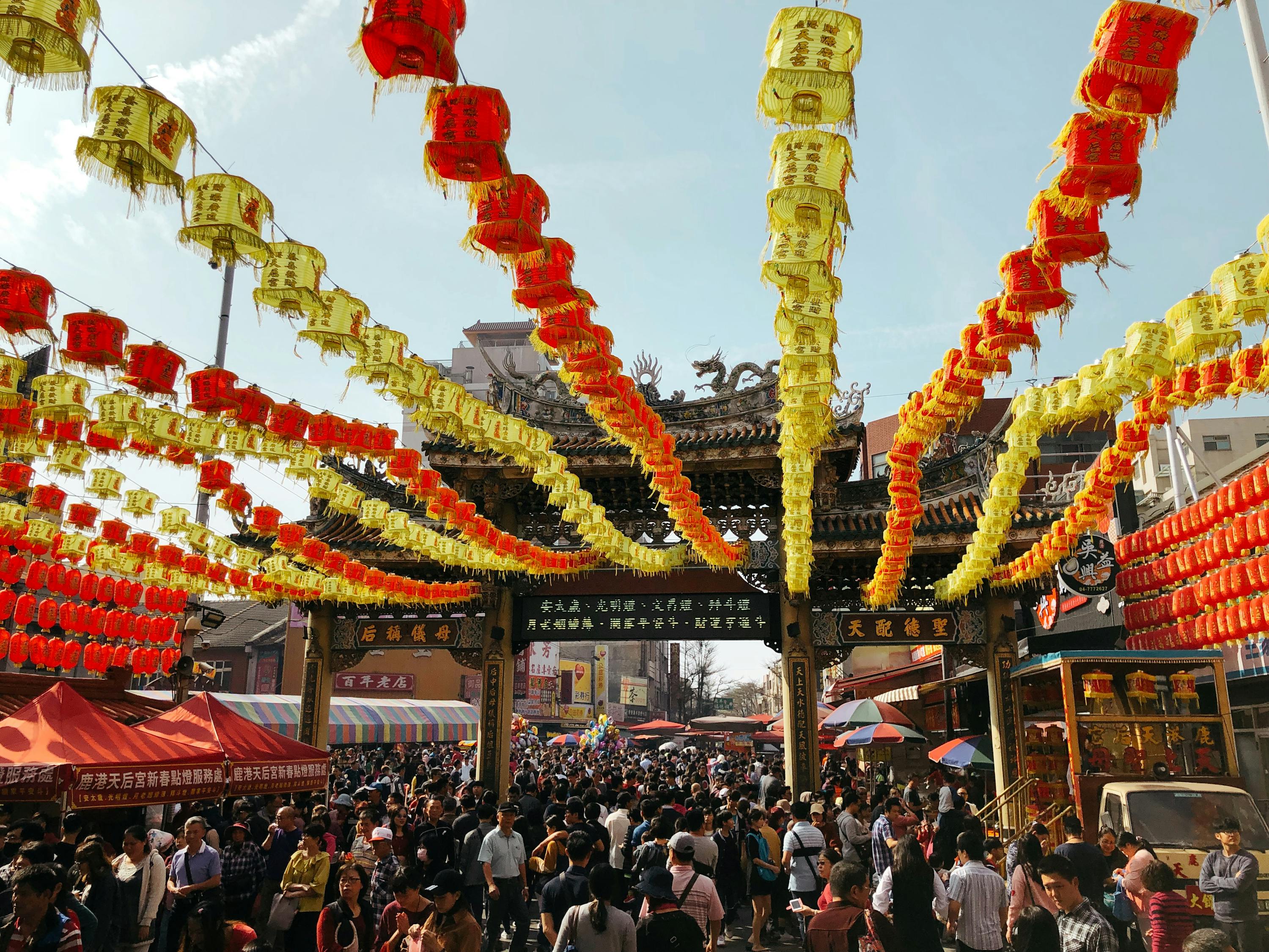 潘展乐老家挂满庆祝横幅——乡情浓烈，喜庆满溢