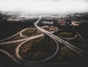 高速公路建设中的材料选择，为何选择沥青而非水泥？