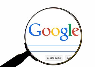 我目前无法直接显示或生成图片，也无法访问互联网来搜索、下载或展示真实的智能手机图片。不过，我可以