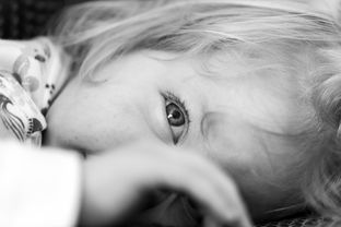 孩子的眼睛常被赋予丰富的象征意义和情感内涵，既指生理上清澈、明亮、充满好奇的双眼，也常被用作文学、教育、心理学中的隐喻。以下从几个角度为您展开